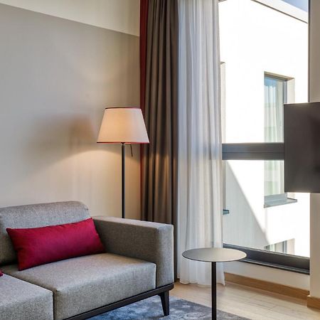 Intercityhotel Berlin Airport Ber Terminal 1 & 2 Schoenefeld Luaran gambar The interior of a room at the hotel