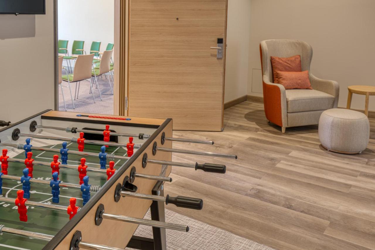 Intercityhotel Berlin Airport Ber Terminal 1 & 2 Schoenefeld Luaran gambar The table football table in the room