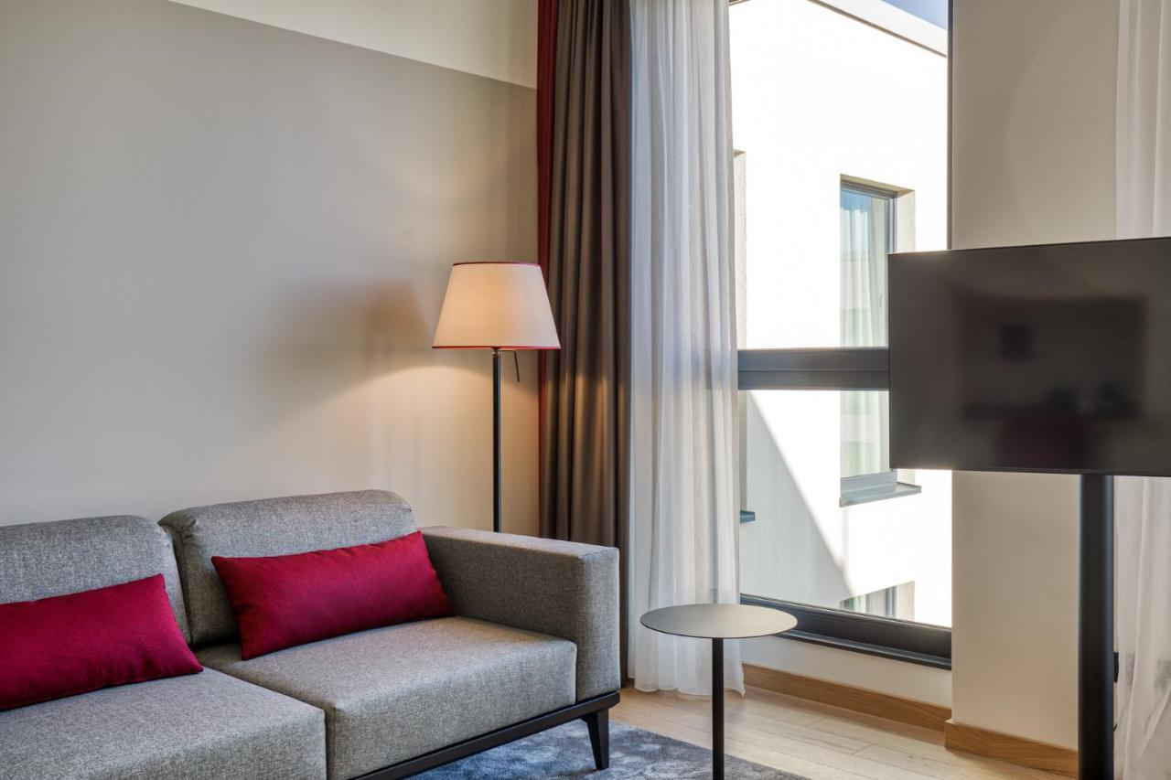 Intercityhotel Berlin Airport Ber Terminal 1 & 2 Schoenefeld Luaran gambar The interior of a room at the hotel
